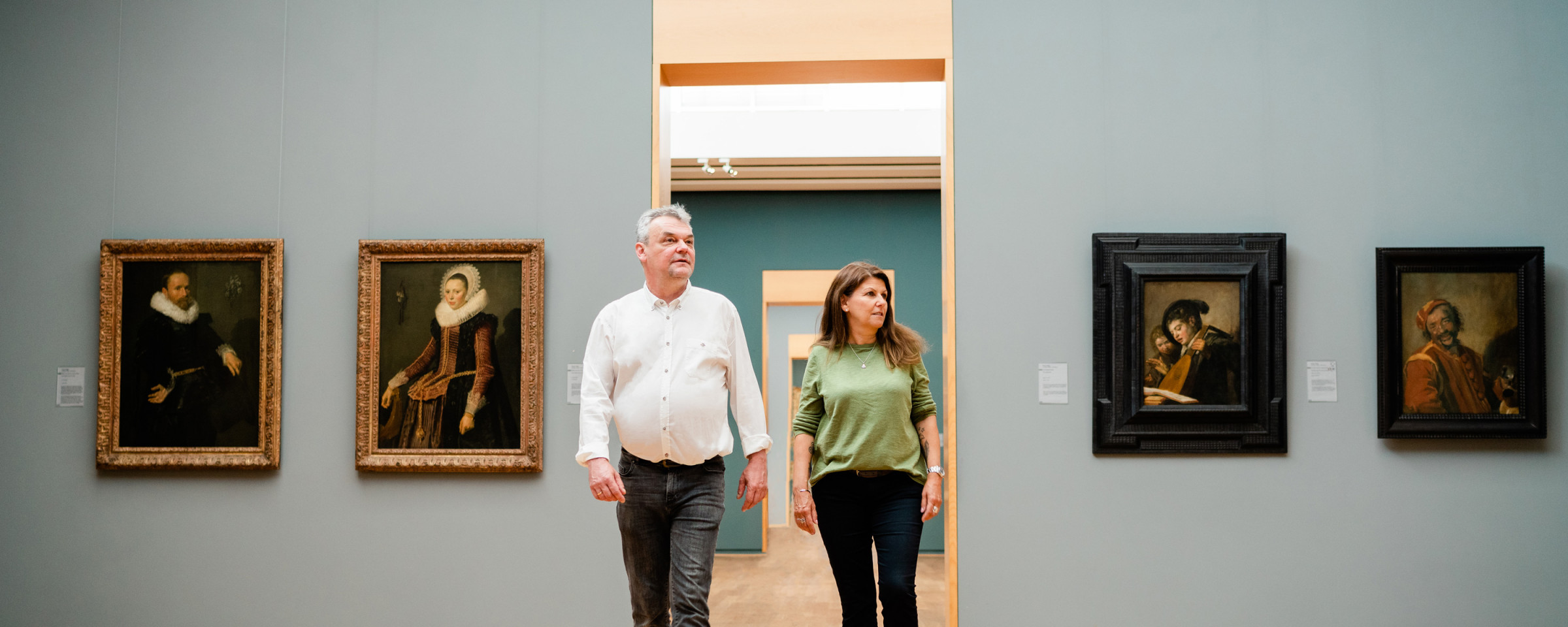 A couple visits the exhibition in the picture gallery “Old Masters” in Wilhelmshöhe Palace